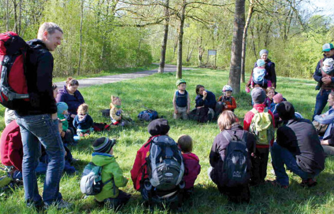 Eine Gruppe voller Familien auf einer Wiese