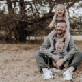 Vater mit zwei Kindern in der Natur