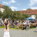 Menschen am Schloss Blutenburg